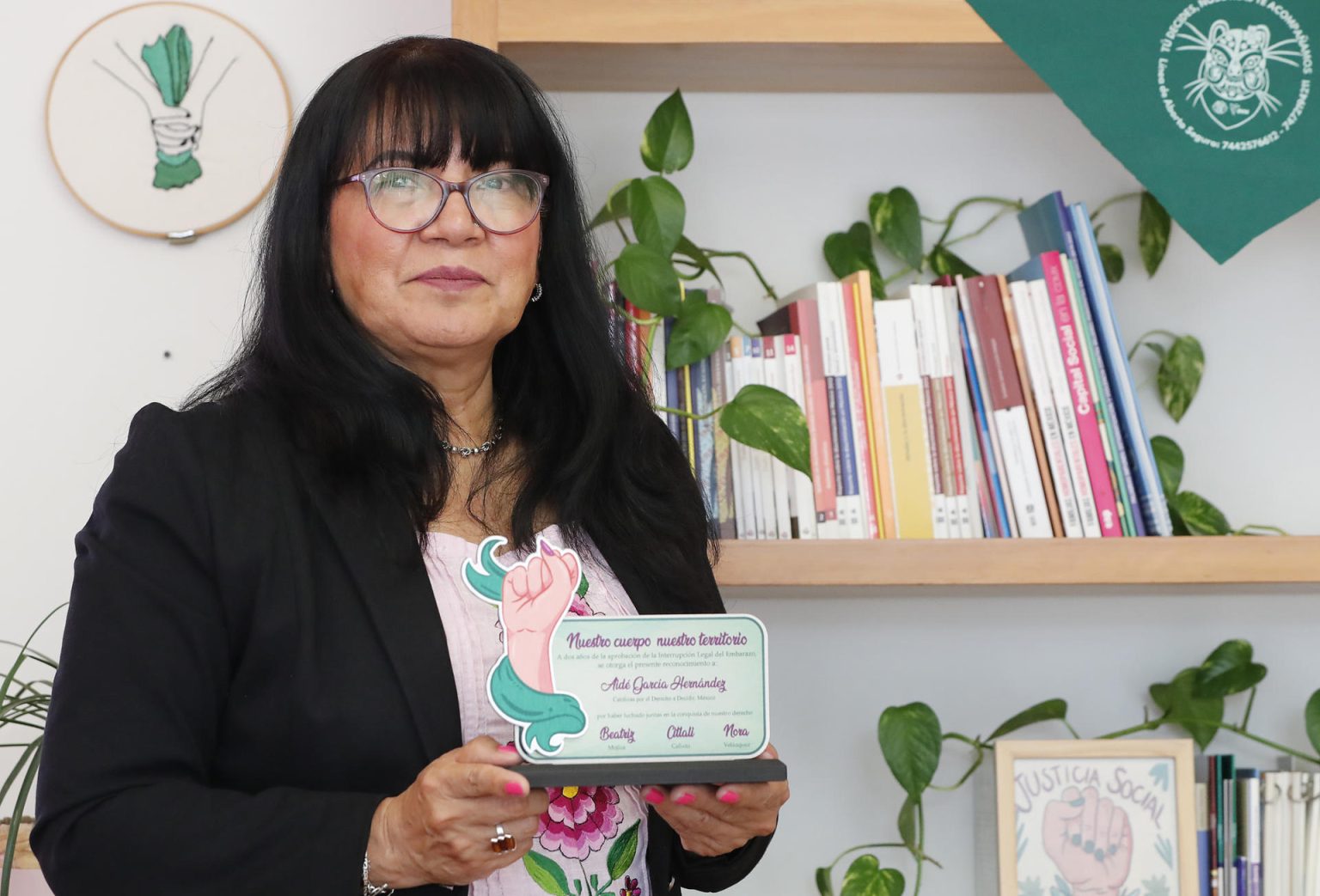 Fotografía del 1 de marzo de 2025 de la directora de Católicas por el Derecho a Decidir México, Aidé García Hernández, posando durante una entrevista con EFE en Ciudad de México (México). EFE/ Mario Guzmán