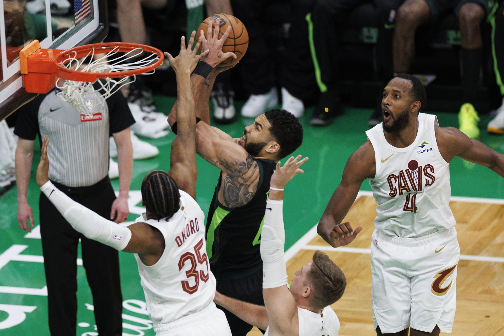 Los Cavaliers le amargaron la noche a Jayson Tatum en Boston. El líder de los Celtics anotó 46 puntos que no siriveron para evitar la derrota ante Cleveland. EFE/EPA/CJ GUNTHER SHUTTERSTOCK OUT
