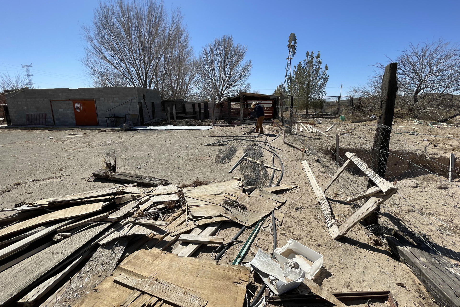 Fotografía donde se observa rastros de la sequía en un rancho este sábado, en el municipio de Samalayuca, en el estado de Chihuahua (México). EFE/ Luis Torres
