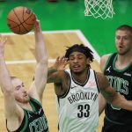 Sam Hauser (iz) y Kristaps Porzingis (dch), de los Boston Celtics, y Nic Claxton, de los Brooklyn Nets, durante el partido de este martes. EFE/EPA/CJ GUNTHER SHUTTERSTOCK OUT