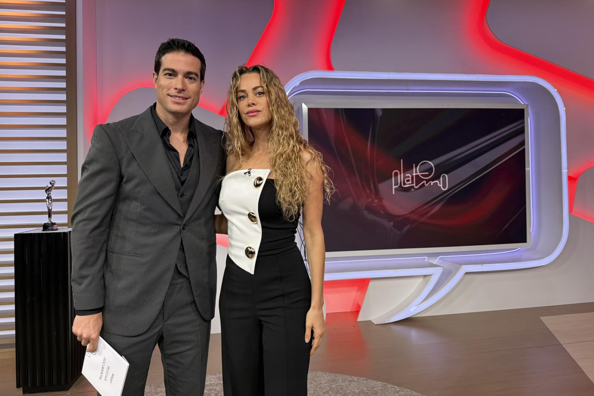 El actor ecuatoriano Danilo Carrera (i) y la actriz española Candela Márquez posan durante la ceremonia de nominaciones de los XII Premios Platino en los estudios de Telemundo Center en Miami (Estados Unidos). EFE/ Alicia Civita
