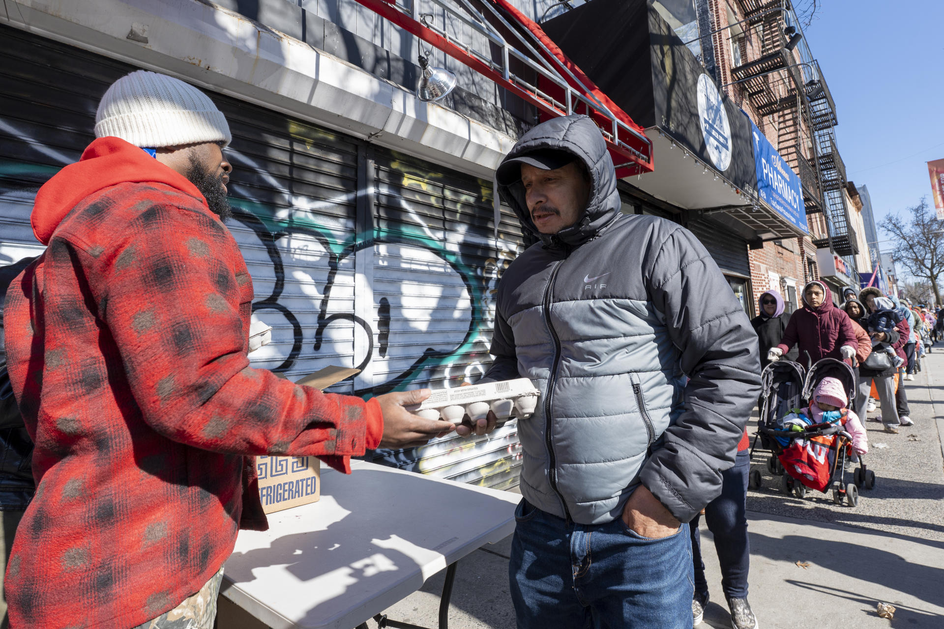 Un hombre recibe huevos este viernes, en Nueva York (Estados Unidos). EFE/ Angel Colmenares
