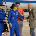 Fotografía cedida por el Centro Espacial Johnson de la NASA donde aparece su director interino, Stephen A. Koerner (d), recibiendo a la astronauta Sunita 'Suni' Williams (c) a su llegada este martes, a las instalaciones del Campo Ellington del Centro en Houston, Texas (Estados Unidos). EFE/Centro Espacial Johnson de la NASA /SOLO USO EDITORIAL /NO VENTAS /SOLO DISPONIBLE PARA ILUSTRAR LA NOTICIA QUE ACOMPAÑA /CRÉDITO OBLIGATORIO