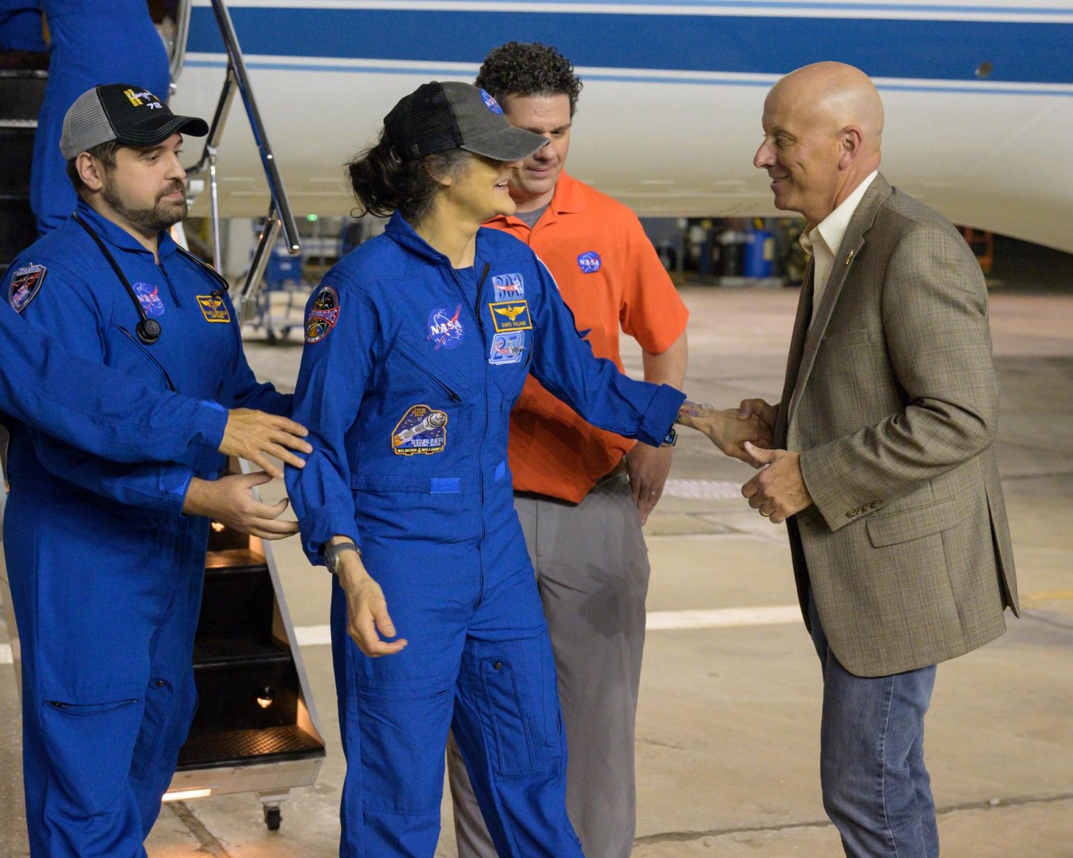 Fotografía cedida por el Centro Espacial Johnson de la NASA donde aparece su director interino, Stephen A. Koerner (d), recibiendo a la astronauta Sunita 'Suni' Williams (c) a su llegada este martes, a las instalaciones del Campo Ellington del Centro en Houston, Texas (Estados Unidos). EFE/Centro Espacial Johnson de la NASA /SOLO USO EDITORIAL /NO VENTAS /SOLO DISPONIBLE PARA ILUSTRAR LA NOTICIA QUE ACOMPAÑA /CRÉDITO OBLIGATORIO