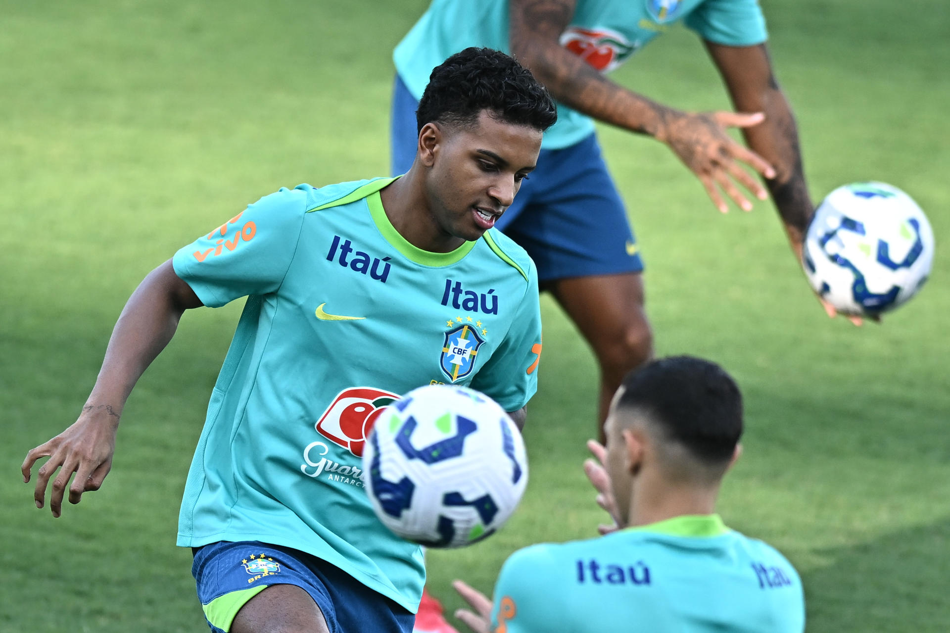 Rodrygo Goes controla un balón durante un entrenamiento de Brasil en el estadio Valmir Campelo Bezerra en Brasilia. Las selecciones de Brasil y Colombia se enfrentarán por la fecha 13 de las eliminatorias sudamericanas del Mundial 2026. EFE/ André Borges
