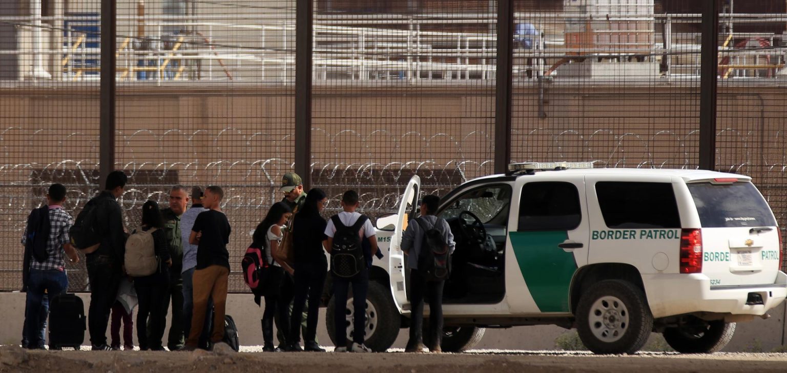 Imagen de archivo de un grupo de migrantes que son detenidos. EFE/ Luis Torres