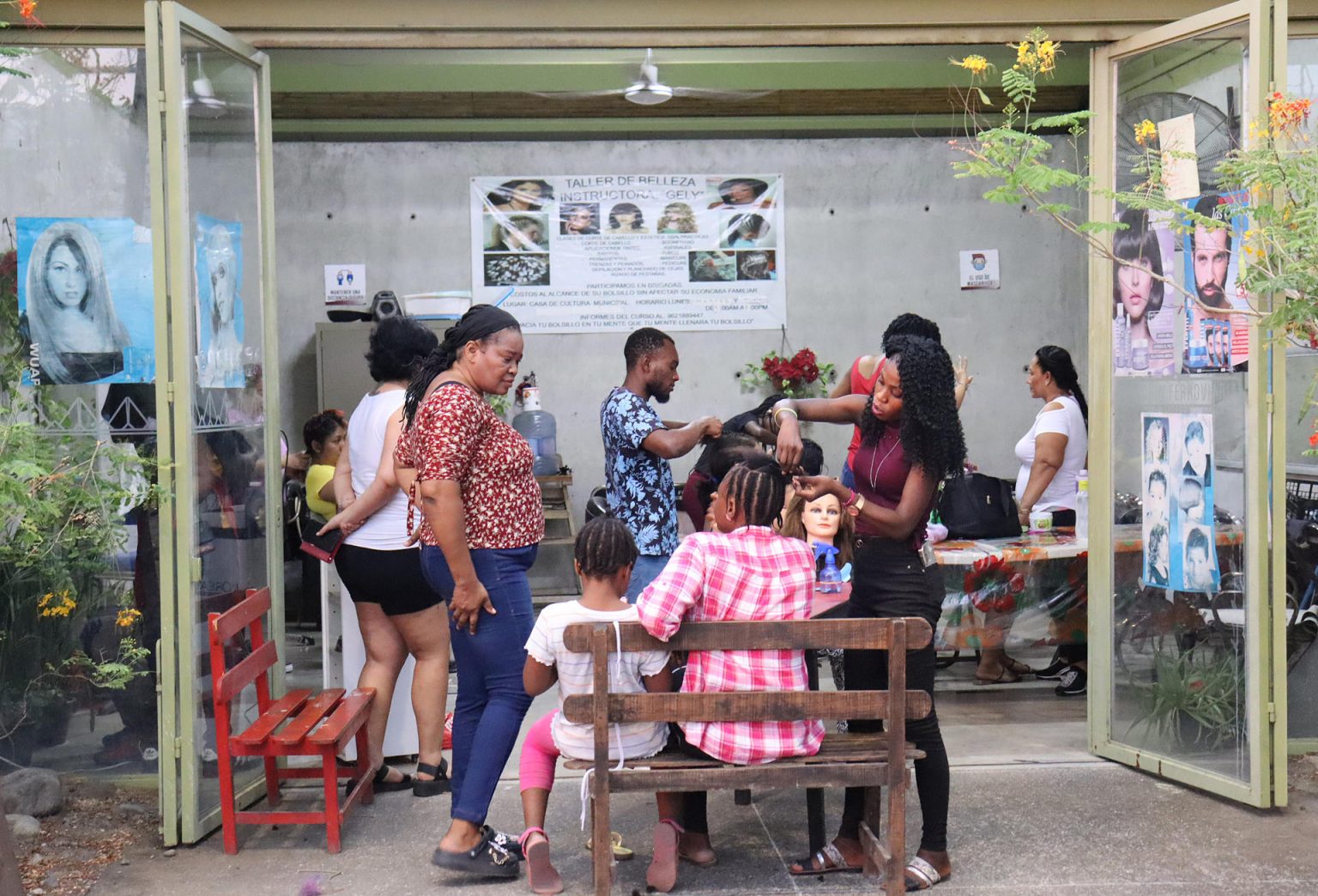 Un grupo de migrantes trabajan en la informalidad en espera de resolver su situación migratoria este sábado, en Tapachula (México). EFE/ Juan Manuel Blanco