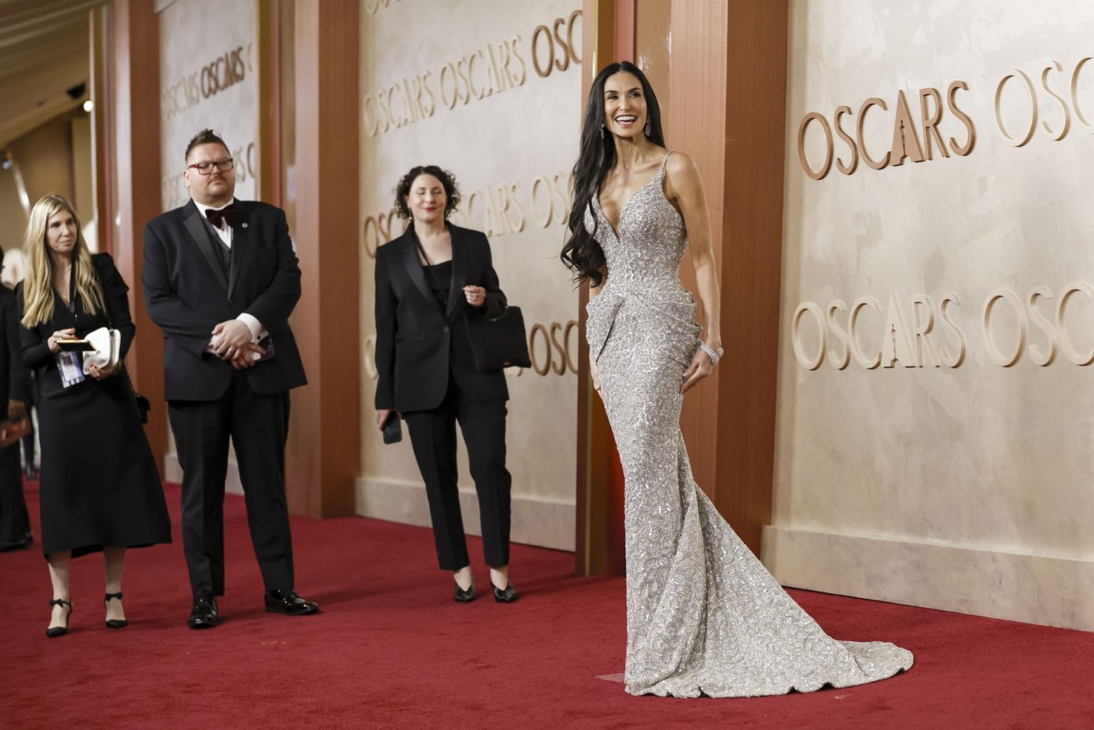 Demi Moore llega a la alfombra roja durante la 97.ª ceremonia anual de los Premios de la Academia en el Teatro Dolby, en el vecindario de Hollywood, en Los Ángeles, California, EE.UU., el 2 de marzo de 2025. EFE/EPA/CAROLINE BREHMAN