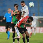 Los jugadores de Boston River Marcos Emmanuel Gómez (i) y Juan Acosta (adelante) disputan un balón con el delantero de Bahia Willian José (c) este jueves durante el partido de ida de la tercera ronda de la Copa Libertadores en el estadio Centenario en Montevideo. EFE/ Gastón Britos