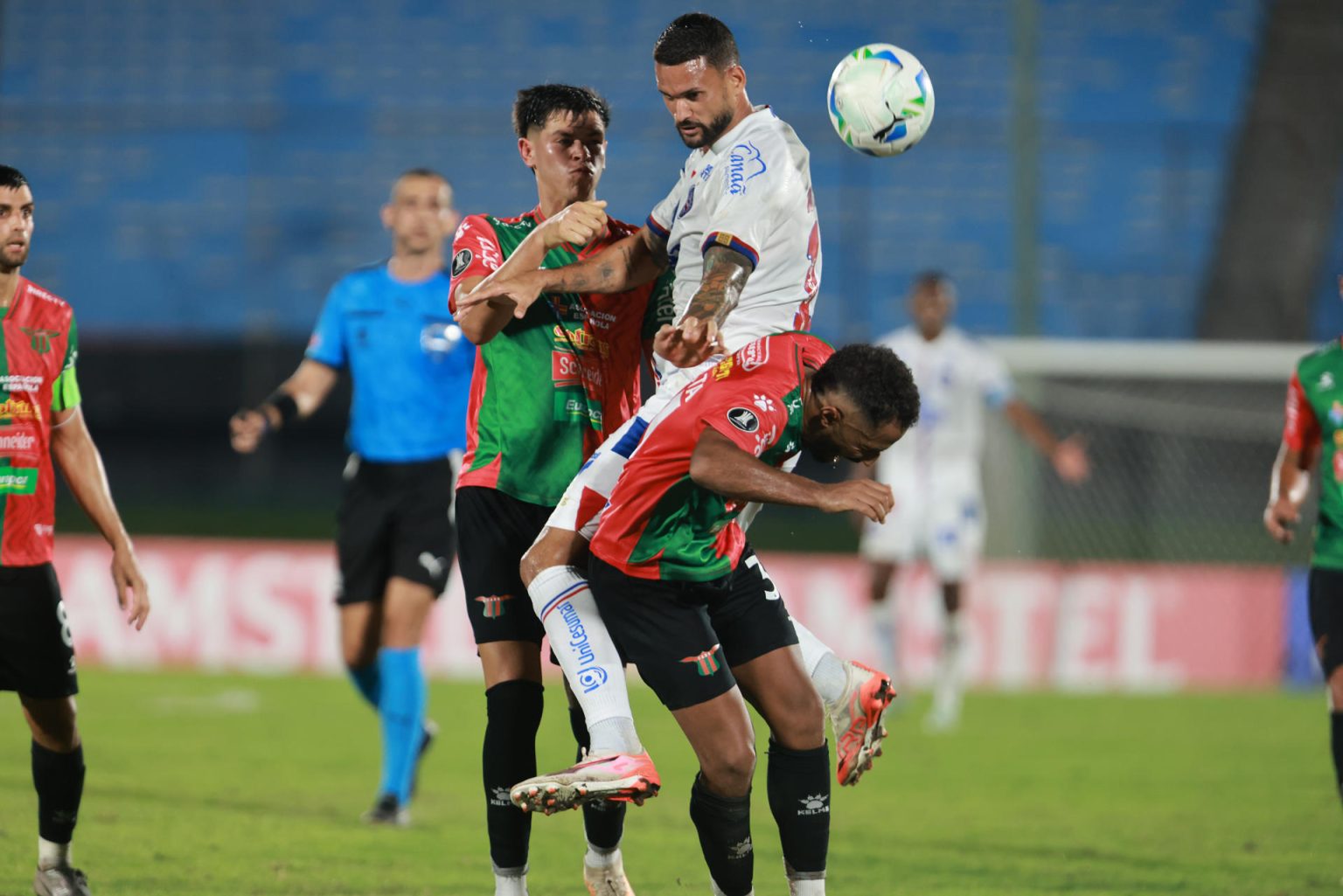 Los jugadores de Boston River Marcos Emmanuel Gómez (i) y Juan Acosta (adelante) disputan un balón con el delantero de Bahia Willian José (c) este jueves durante el partido de ida de la tercera ronda de la Copa Libertadores en el estadio Centenario en Montevideo. EFE/ Gastón Britos