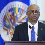 Imagen de archivo en donde se observa al ministro de Exteriores de Surinam, Albert Ramdin, candidato a secretario general de la Organización de los Estados Americanos (OEA), presentando su candidatura ante el Consejo Permanente en la sede del organismo en Washington (EE.UU.). EFE/Lenin Nolly