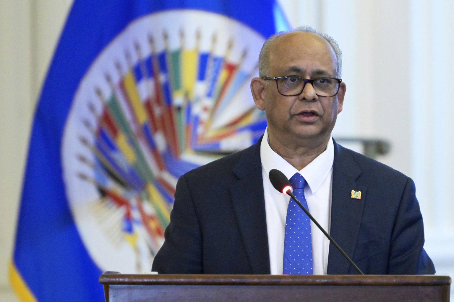 Imagen de archivo en donde se observa al ministro de Exteriores de Surinam, Albert Ramdin, candidato a secretario general de la Organización de los Estados Americanos (OEA), presentando su candidatura ante el Consejo Permanente en la sede del organismo en Washington (EE.UU.). EFE/Lenin Nolly