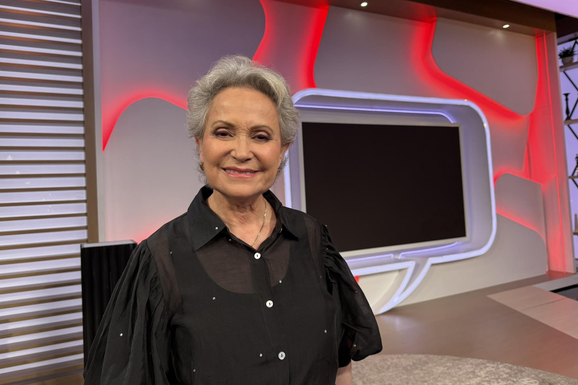 La actriz Adriana Barraza, ganadora del Premio Platino de Honor 2018, posa durante la ceremonia de nominaciones de los XII Premios Platino en los estudios de Telemundo Center en Miami (Estados Unidos). EFE/ Alicia Civita
