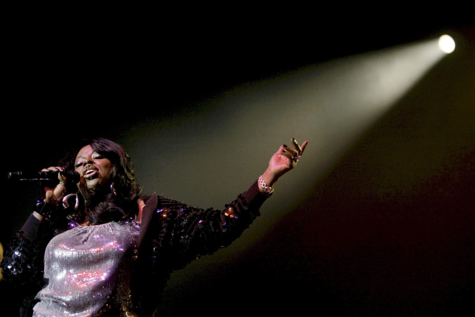 Fotografía de archivo del 22 de abril de 2008 de la cantante estadounidense Angie Stone cantando en el Heineken Music Hall en Amsterdam (Holanda). EFE/ RICK NEDERSTIGT ARCHIVO