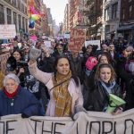 Decenas de personas participan en una manifestación este sábado, con motivo del Día Internacional de la Mujer, en la Plaza Washington Square Park de Nueva York (Estados Unidos). EFE/ Angel Colmenares