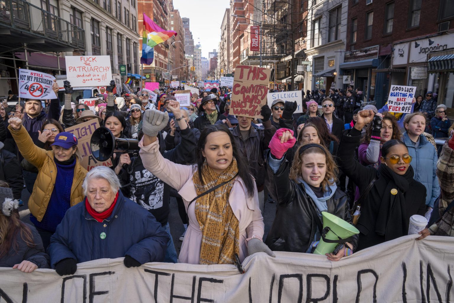 Decenas de personas participan en una manifestación este sábado, con motivo del Día Internacional de la Mujer, en la Plaza Washington Square Park de Nueva York (Estados Unidos). EFE/ Angel Colmenares