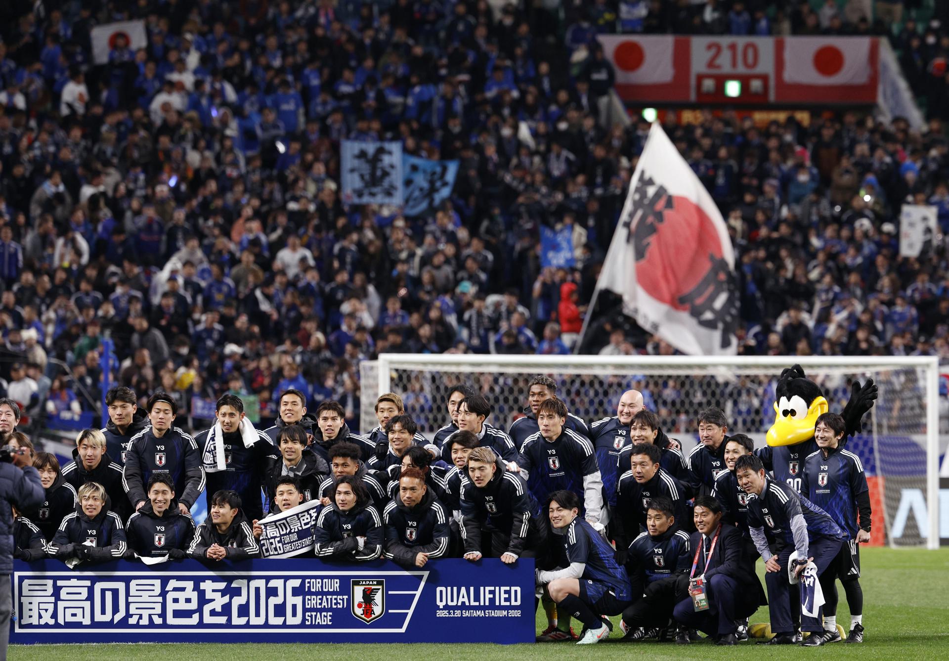 Los jugadores japoneses celebran su clasificación al Mundial 2026. EFE/EPA/FRANCK ROBICHON
