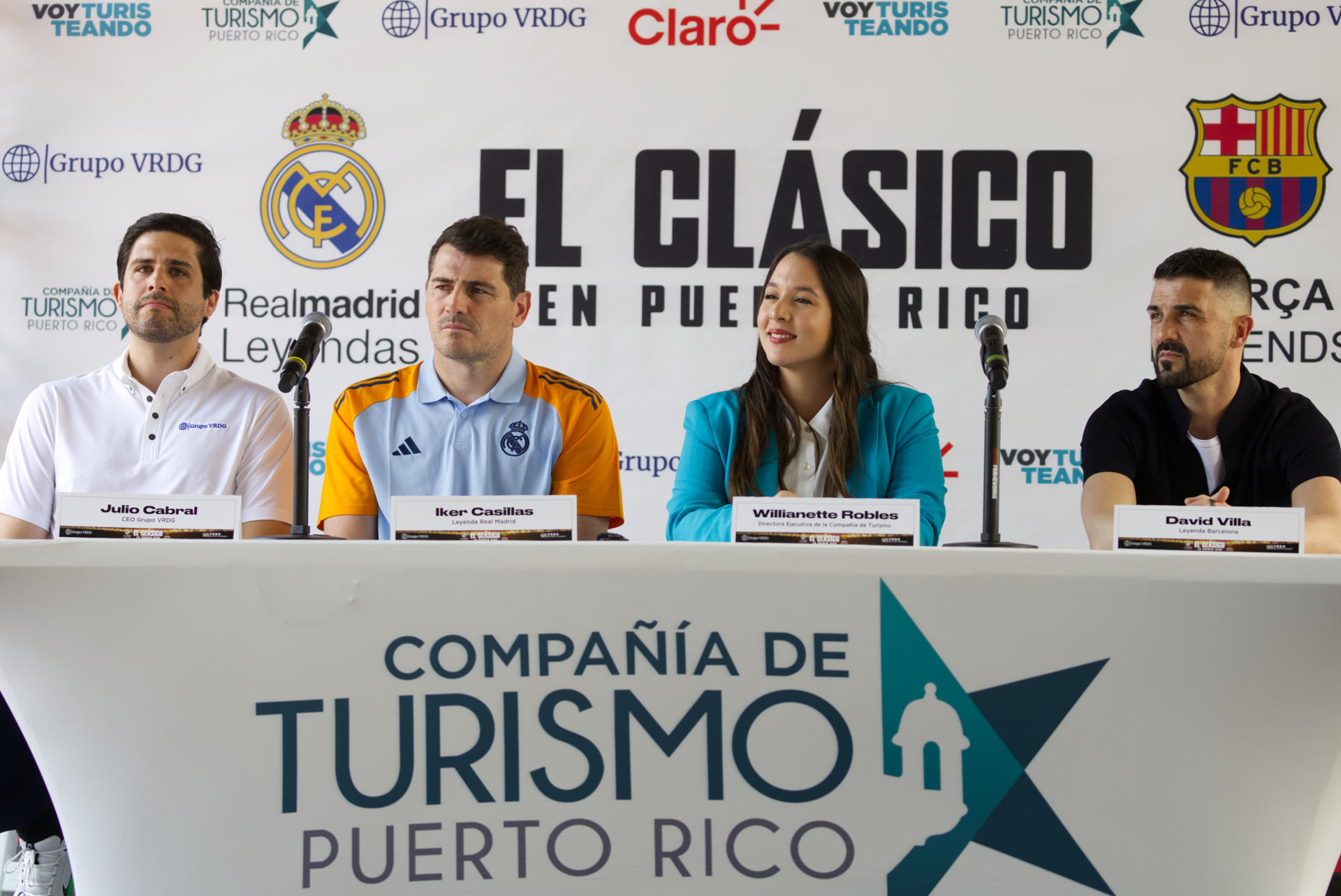 De izquierda a derecha el presidente ejecutivo y fundador del Grupo VRDG, Julio Cabral; el exjugador del real Madrid, Iker Casillas; la directora de la Compañía de Turismo de Puerto Rico, Willianette Robles, y el ex jugador del Barcelona, David Villa, escuchan durante rueda de prensa celebrada este viernes en la sede de la Compañía de Turismo de Puerto Rico en San Juan. EFE/ Thais Llorca
