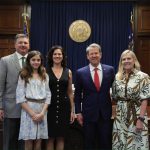 Fotografía publicada por el Gobernador de Georgia, el republicano Brian Kemp (2d), donde aparece acompañado de su esposa Marty, mientras posan con la nueva comisionada del Departamento de Trabajo del estado, la puertorriqueña Bárbara Rivera Holmes (2i), su esposo e hija el martes 18 de marzo en el Capitolio estatal en Atlanta. EFE/Gobernador de Georgia /SOLO USO EDITORIAL /NO VENTAS /SOLO DISPONIBLE PARA ILUSTRAR LA NOTICIA QUE ACOMPAÑA /CRÉDITO OBLIGATORIO