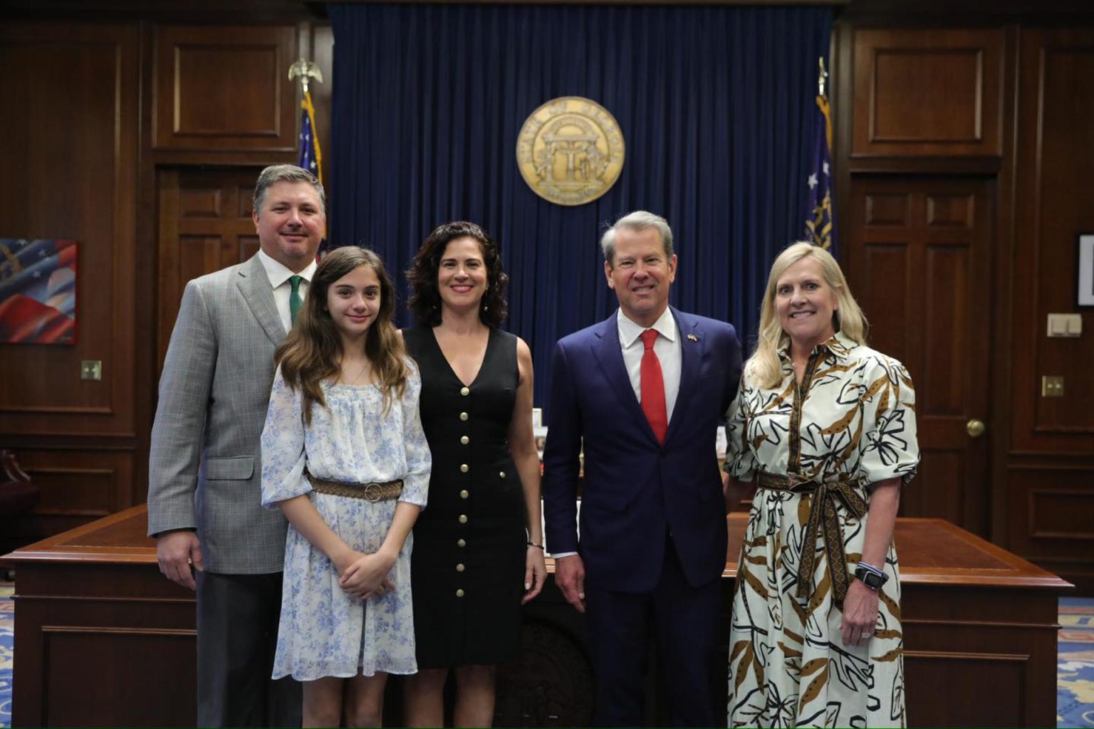 Fotografía publicada por el Gobernador de Georgia, el republicano Brian Kemp (2d), donde aparece acompañado de su esposa Marty, mientras posan con la nueva comisionada del Departamento de Trabajo del estado, la puertorriqueña Bárbara Rivera Holmes (2i), su esposo e hija el martes 18 de marzo en el Capitolio estatal en Atlanta. EFE/Gobernador de Georgia /SOLO USO EDITORIAL /NO VENTAS /SOLO DISPONIBLE PARA ILUSTRAR LA NOTICIA QUE ACOMPAÑA /CRÉDITO OBLIGATORIO