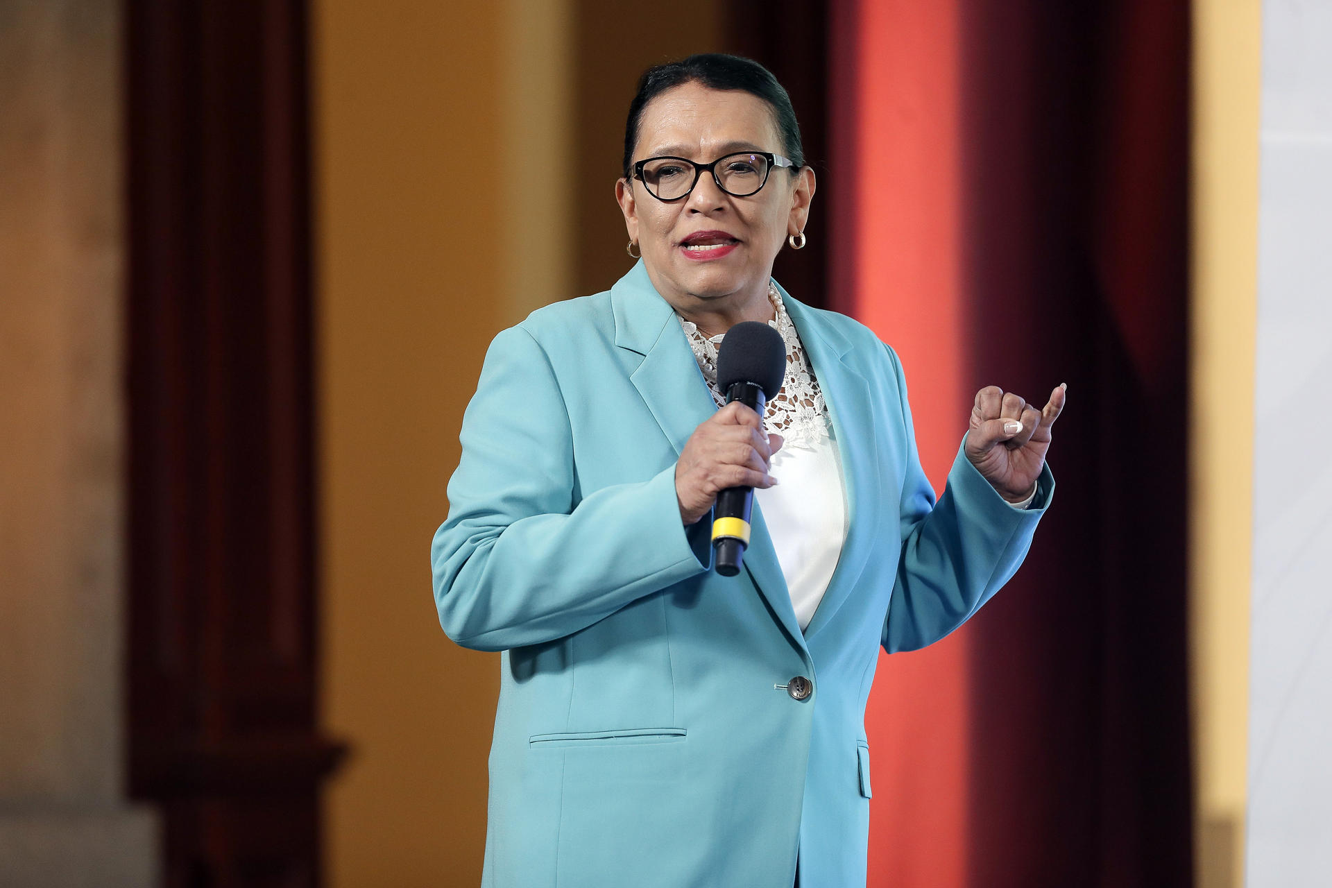 La secretaria de Gobernación (SG), Rosa Icela Rodríguez participa este miércoles durante una conferencia matutina en Palacio Nacional de la Ciudad de México (México). EFE/ Isaac Esquivel
