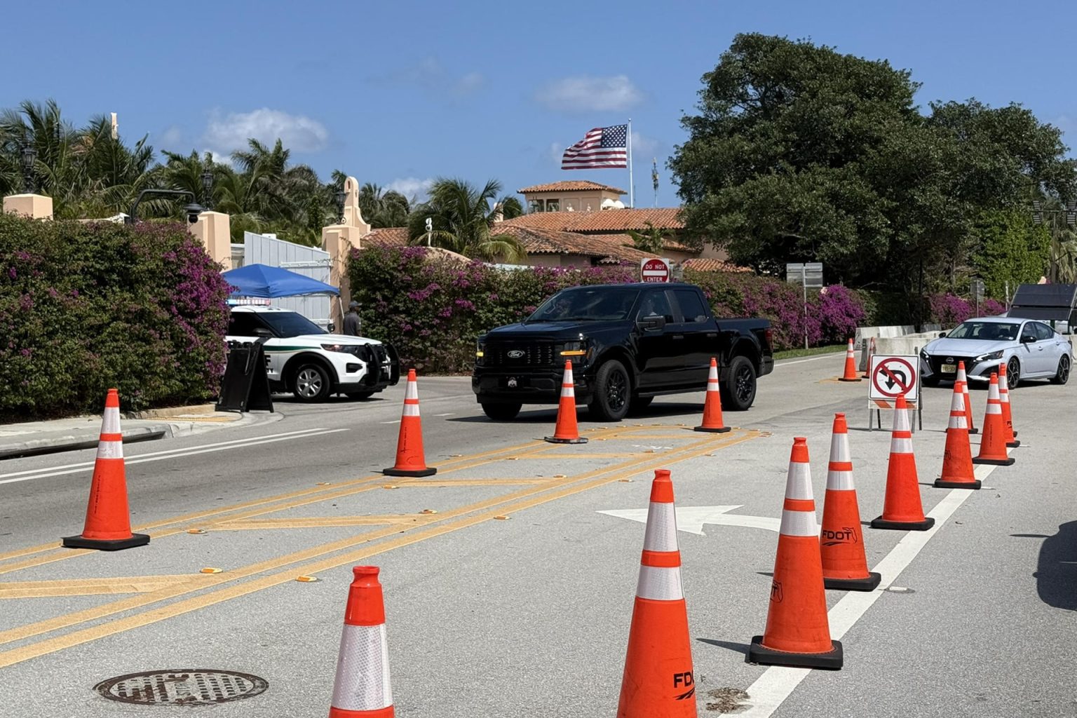 Fotografía de una vía delimitada por conos este sábado, en Palm Beach (Fl, EE.UU.). EFE/ Alicia Civita