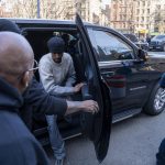 El hijo del rapero y ejecutivo discográfico estadounidense Sean Combs, Christian Coms, llega a la corte federal este viernes, en Nueva York (Estados Unidos). EFE/ Angel Colmenares