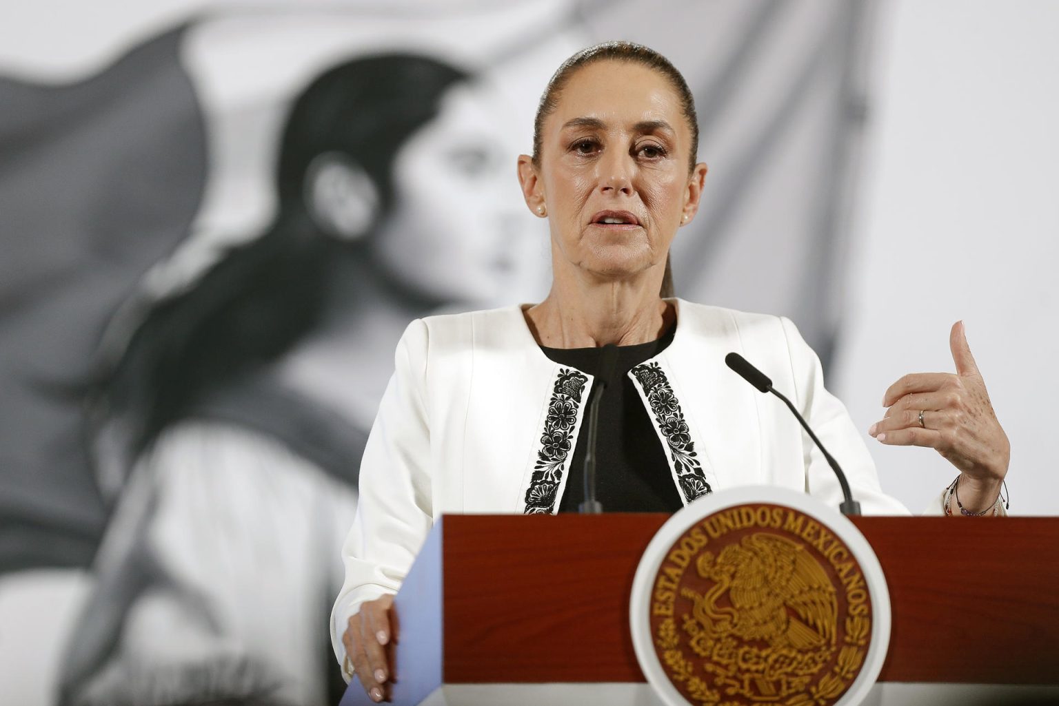 La presidenta de México, Claudia Sheinbaum, participa en una rueda de prensa este miércoles, en el Palacio Nacional en Ciudad de México (México). EFE/ Isaac Esquivel