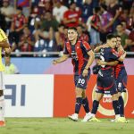 Federico Carrizo (d) celebra uno de los cuatro goles que Cerro Porteño infligió este miércoles a Melgar en la goleada por 4-2 en el estadio asunceno la Nueva Olla que ha clasificado al equipo paraguayo a la fase de grupos de la Copa Libertadores. EFE/Juan Pablo Pino