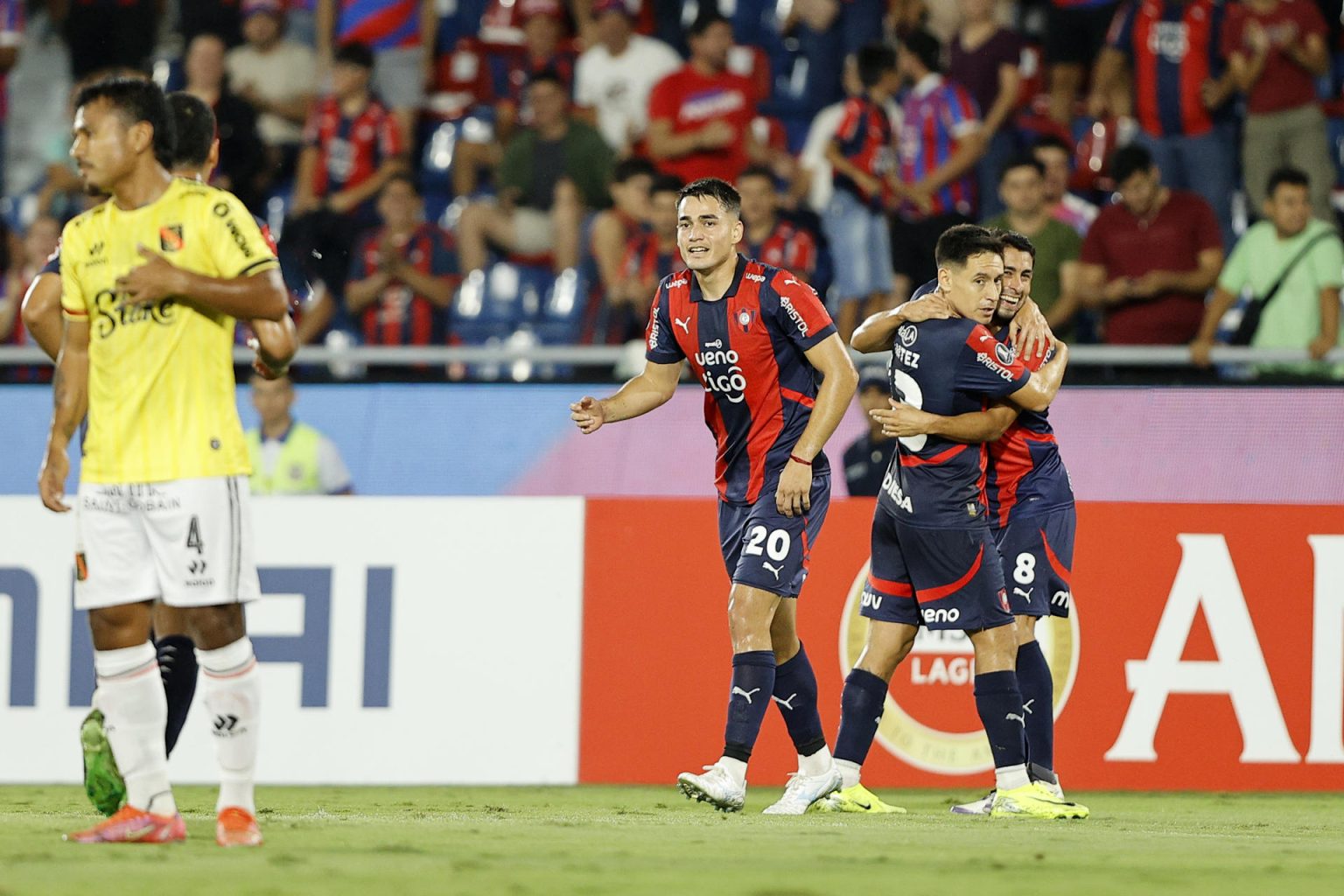 Federico Carrizo (d) celebra uno de los cuatro goles que Cerro Porteño infligió este miércoles a Melgar en la goleada por 4-2 en el estadio asunceno la Nueva Olla que ha clasificado al equipo paraguayo a la fase de grupos de la Copa Libertadores. EFE/Juan Pablo Pino