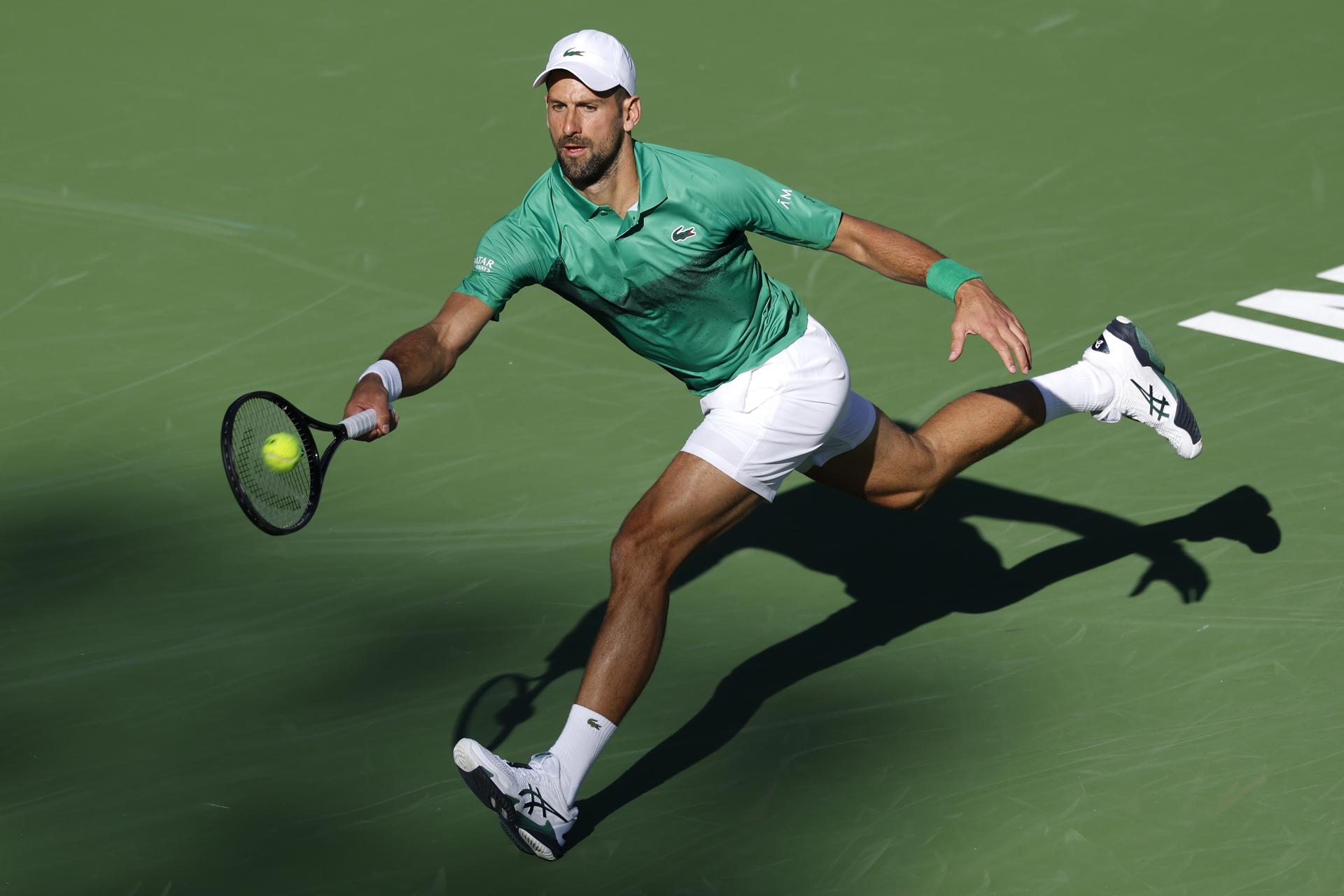 Novak Djokovic de Serbia en acción contra Botic Van de Zandschulp de los Países Bajos durante su partido en Indian Wells, California, EE. UU. EFE/EPA/JOHN G. MABANGLO
