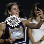 La tenista estadounidense Emma Navarro se toma una fotografía con el trofeo de campeona del Mérida Open AKRON 2025, en Yucatán (México). EFE/ Lorenzo Hernández