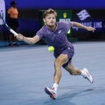 El belga David Goffin, número 55 del mundo, eliminó este viernes del Abierto de Miami al número 3, el español Carlos Alcaraz, con parciales de 5-7, 6-4 y 6-3. EFE/EPA/CRISTOBAL HERRERA-ULASHKEVICH