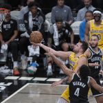 Luka Doncic (c) entra a canasta durante el partido de la NBA entre los Brooklyn Nets y Los Angeles Lakers en el Barclays Center de Nueva York (Estados Unidos). EFE/ Angel Colmenares