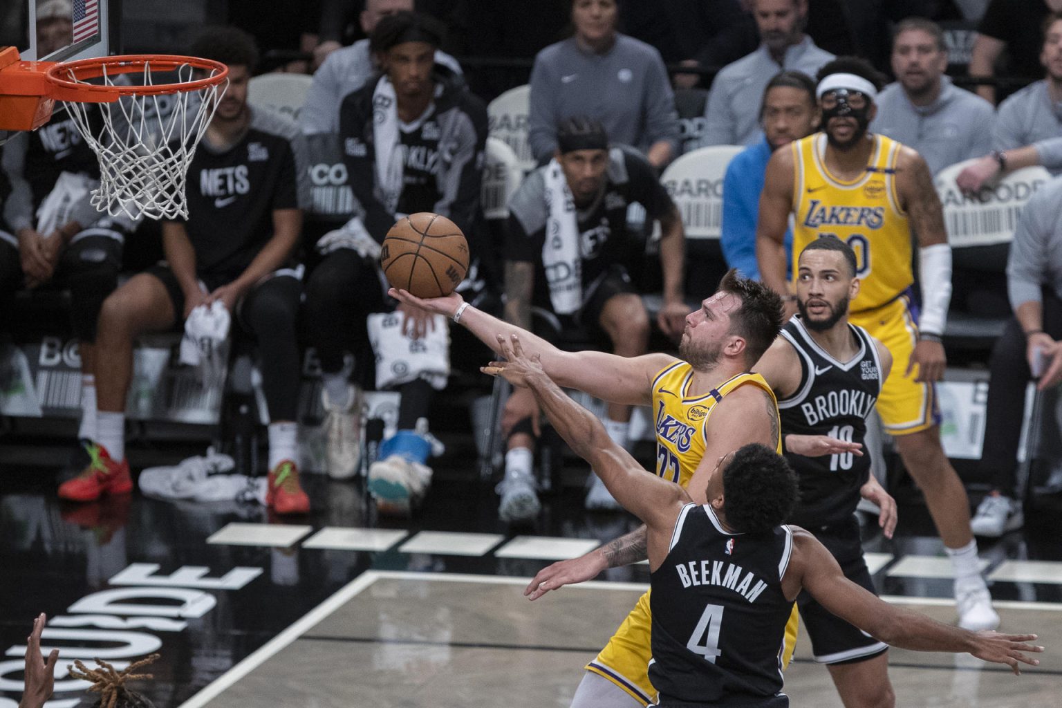 Luka Doncic (c) entra a canasta durante el partido de la NBA entre los Brooklyn Nets y Los Angeles Lakers en el Barclays Center de Nueva York (Estados Unidos). EFE/ Angel Colmenares