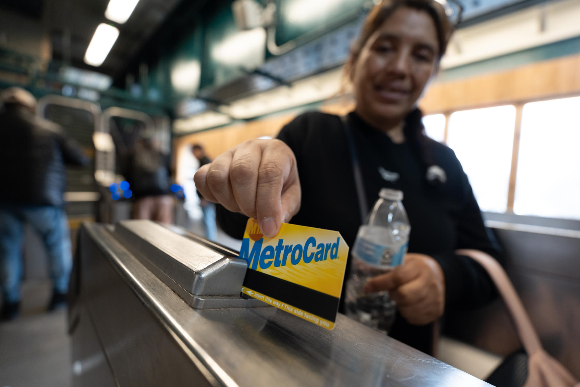 Una mujer sostiene una tarjeta Metrocard este jueves, en Nueva York (Estados Unidos). EFE/ Ángel Colmenares
