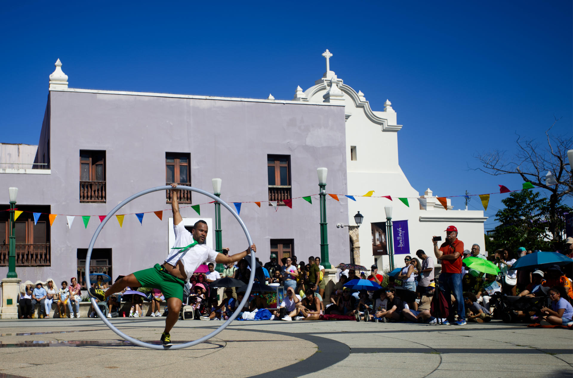 Uili so de Brasil participa durante la comparsa de la 10 edición del Circo Fest, organizado por la asociación Acirc, este sábado en el viejo San Juan (Puerto Rico). EFE/Thais Llorca
