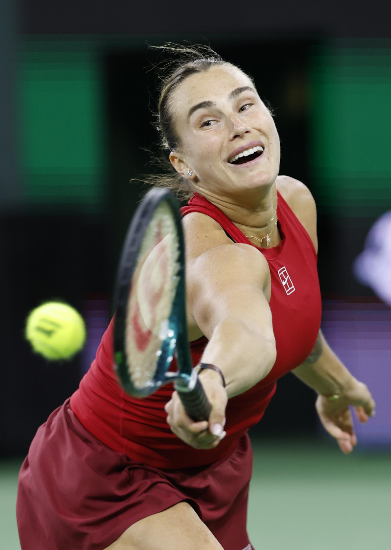 La bielorrusa Aryna Sabalenka, número uno del mundo, debutó este sábado con sólida victoria sobre McCartney Kessler (7-6(4) y 6-3) y disputará la tercera ronda contra la italiana Lucia Bronzetti. EFE/EPA/JOHN G. MABANGLO
