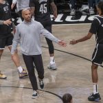 El entrenador de los Brooklyn Nets, Jordi Fernández, saluda a Williams durante el partido de NBA disputado anoche contra Los Angeles Lakers en el Barclays Center de Nueva York. EFE/ Angel Colmenares