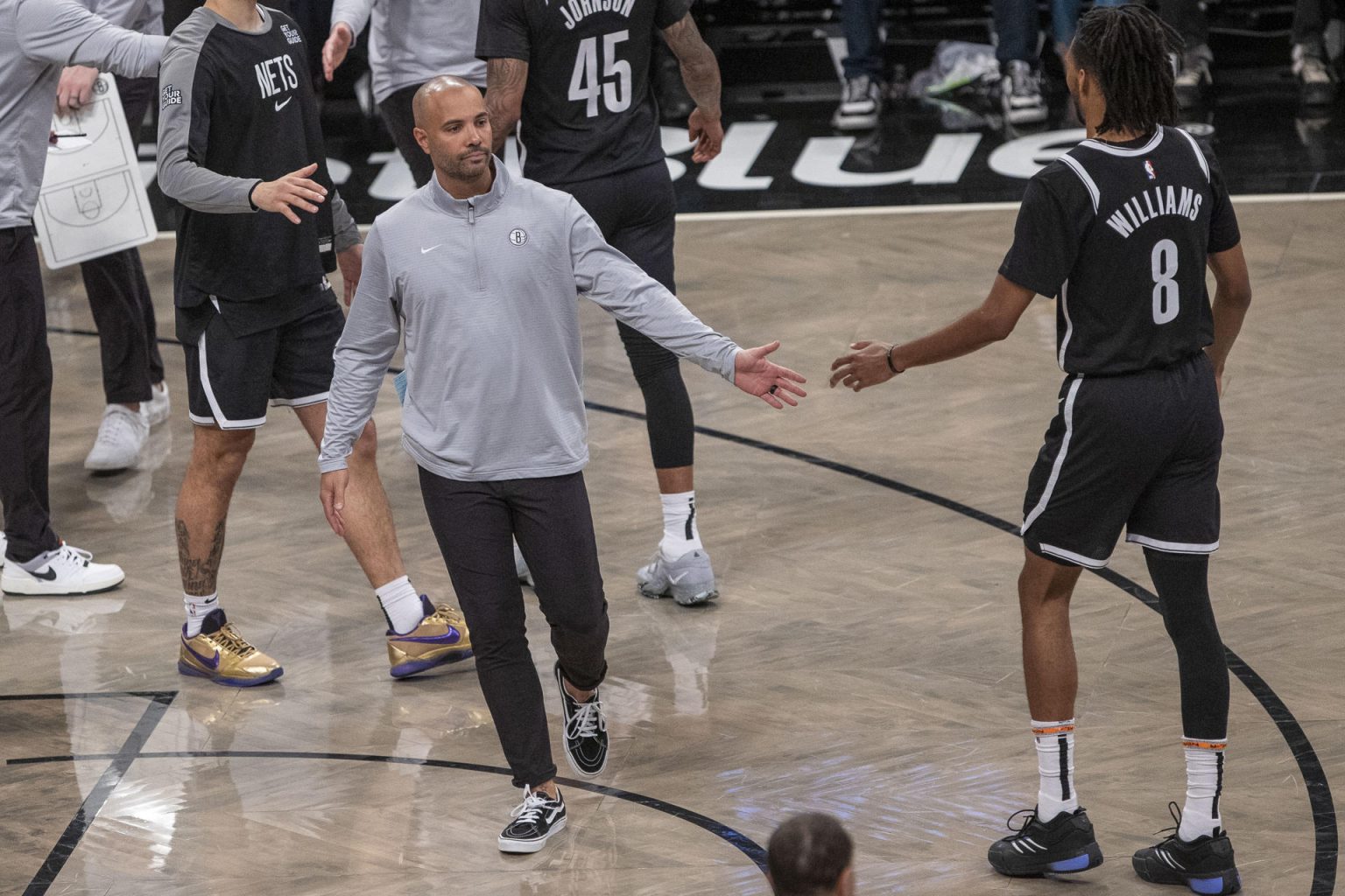 El entrenador de los Brooklyn Nets, Jordi Fernández, saluda a Williams durante el partido de NBA disputado anoche contra Los Angeles Lakers en el Barclays Center de Nueva York. EFE/ Angel Colmenares