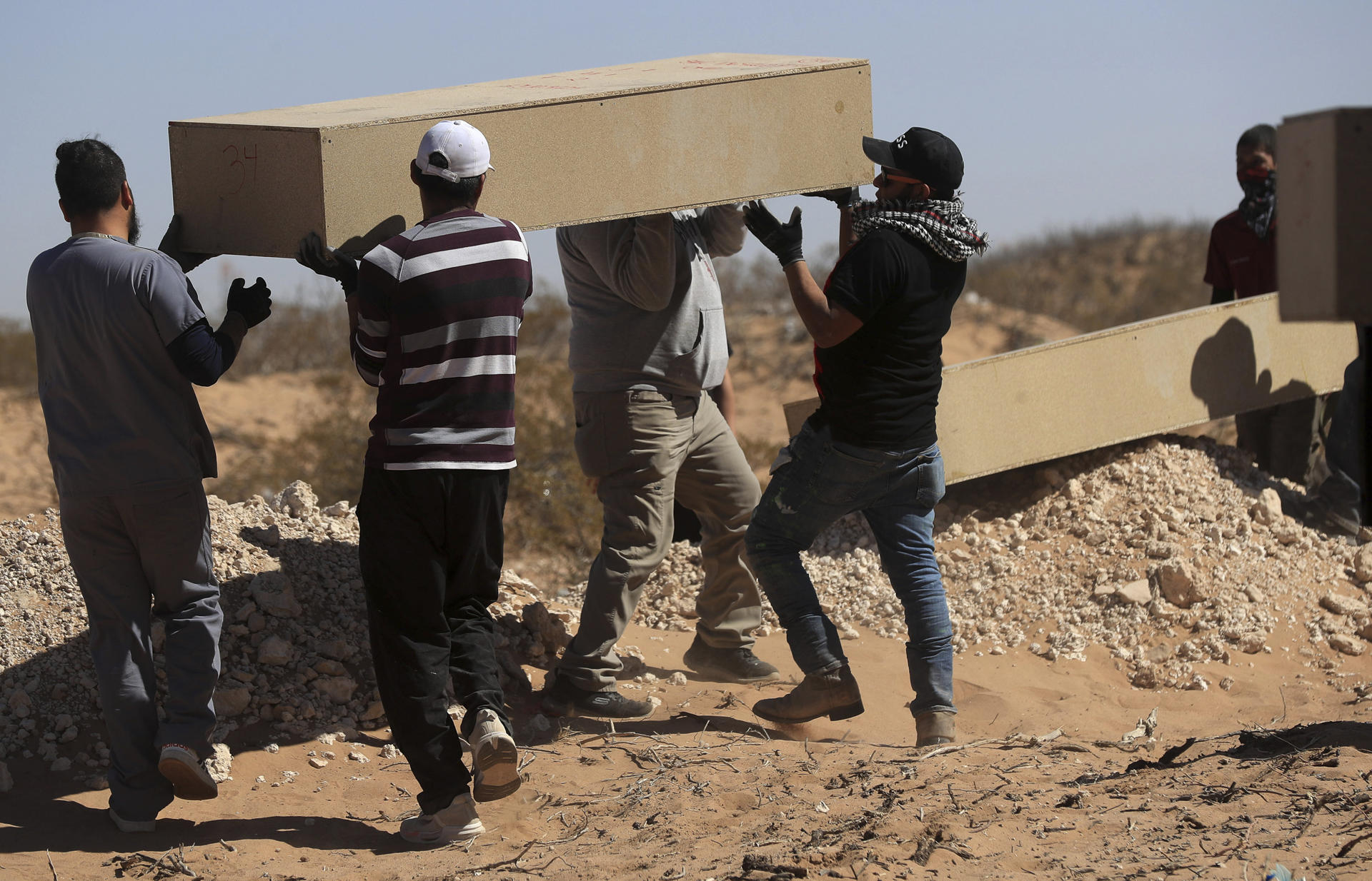 Trabajadores de la Fiscalía realizan una inhumación en una fosa común este viernes, en Ciudad Juárez (México). EFE/ Luis Torres
