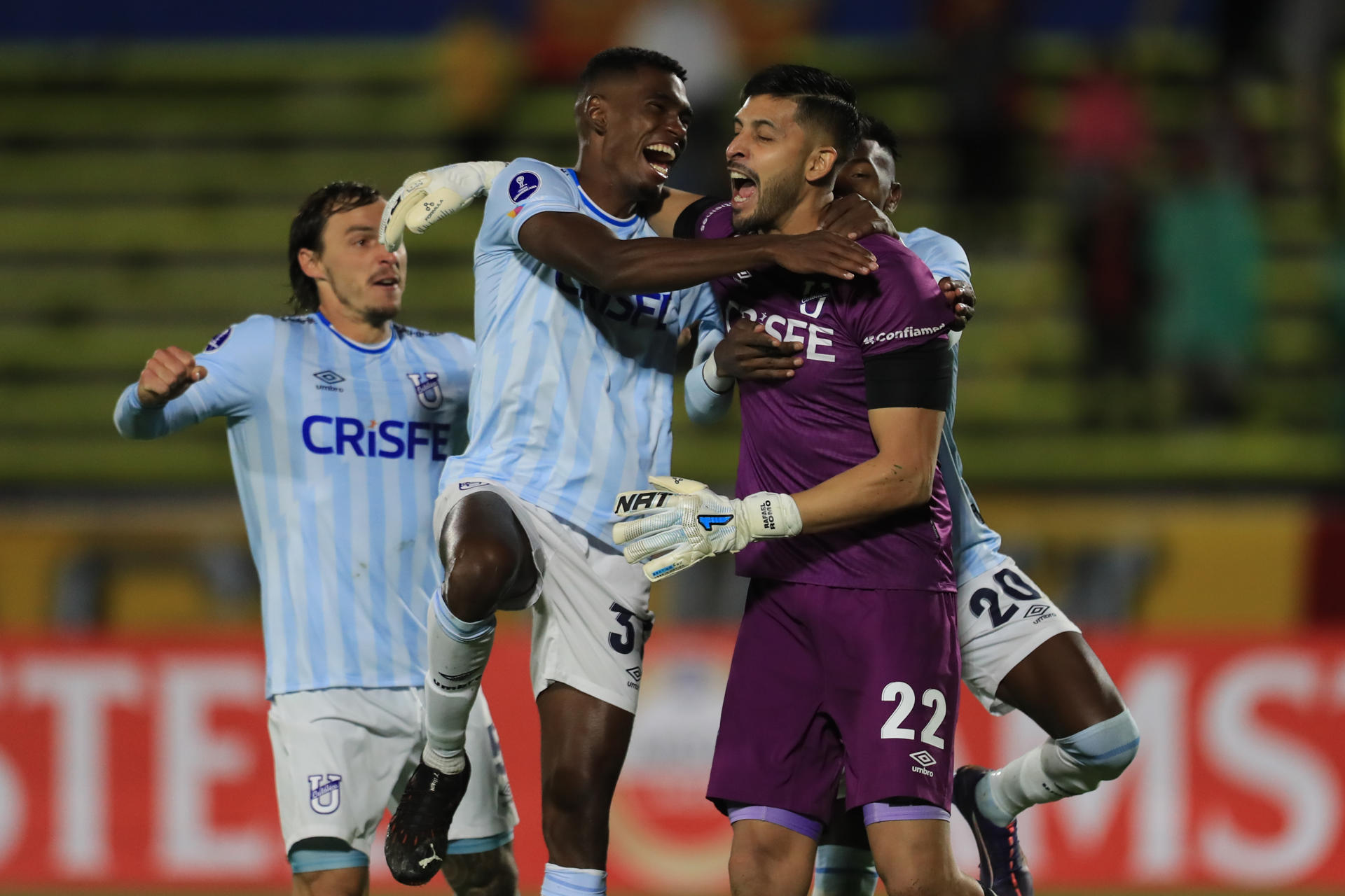 Jugadores de Universidad Católica celebran la clasificación del equipo ecuatoriano a la fase de grupos de la Copa Sudamericana al derrotar al Aucas en el estadio Olímpico Atahualpa en Quito. EFE/ José Jácome
