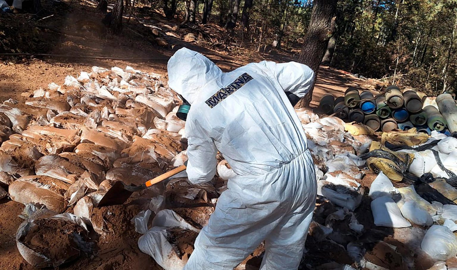 Fotografía cedida por la Armada de México donde se observa un integrante de la Marina durante la destrucción de un laboratorio clandestino en el poblado de Carrizalillo este viernes, en Zacatecas (México). EFE/Armada de México/SOLO USO EDITORIAL/NO VENTAS/SOLO DISPONIBLE PARA ILUSTRAR LA NOTICIA QUE ACOMPAÑA(CRÉDITO OBLIGATORIO)