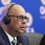 El canciller de Surinam, Albert Ramdin, escucha durante una sesión extraordinaria de la Asamblea General de la Organización de los Estados Americanos (OEA) celebrada este lunes, en la sede del organismo en Washington (EE.UU.). EFE/ Lenin Nolly