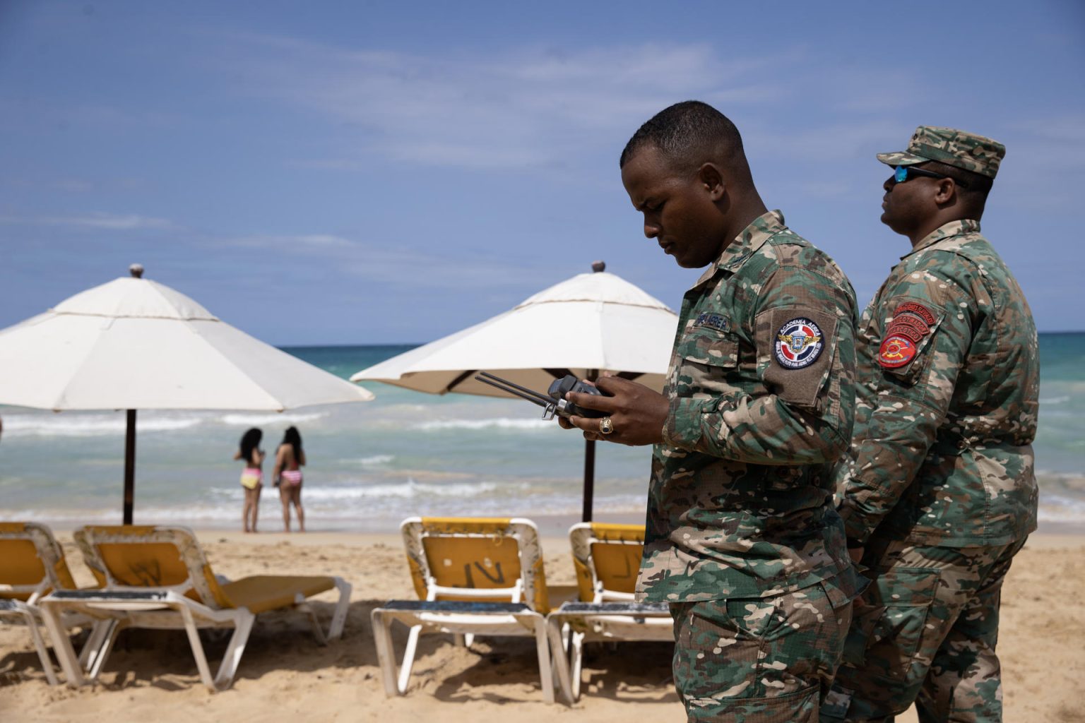 Un integrante de la Fuerza Aérea dominicana de la unidad de Defensa 911 controla un dron durante un operativo de búsqueda de la joven turista indo-estadounidense Sudiksha Konanki este jueves, en Punta Cana (República Dominicana). EFE/ Orlando Barría