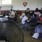 Migrantes llegan a la organización Fe y Alegría, en Ciudad de Panamá (Panamá). Fotografía de archivo. EFE/ Carlos Lemos