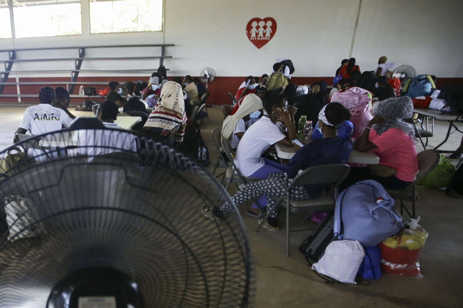 Migrantes llegan a la organización Fe y Alegría, en Ciudad de Panamá (Panamá). Fotografía de archivo. EFE/ Carlos Lemos