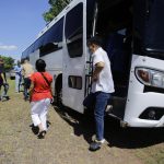 Migrantes llegan a la organización Fe y Alegría este martes, en Ciudad de Panamá (Panamá). Migrantes que fueron expulsados de Estados Unidos salen de un hotel de la capital panameña rumbo a las instalaciones de Fe y Alegría, la organización religiosa que les proporcionara ayuda. EFE/ Carlos Lemos