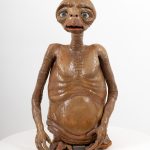 Fotografía cedida por Sotheby's de uno de los tres únicos muñecos del extraterrestre E.T. utilizados durante la realización de la película de Steven Spielberg. EFE/Sotheby's /SOLO USO EDITORIAL /NO VENTAS /SOLO DISPONIBLE PARA ILUSTRAR LA NOTICIA QUE ACOMPAÑA /CRÉDITO OBLIGATORIO