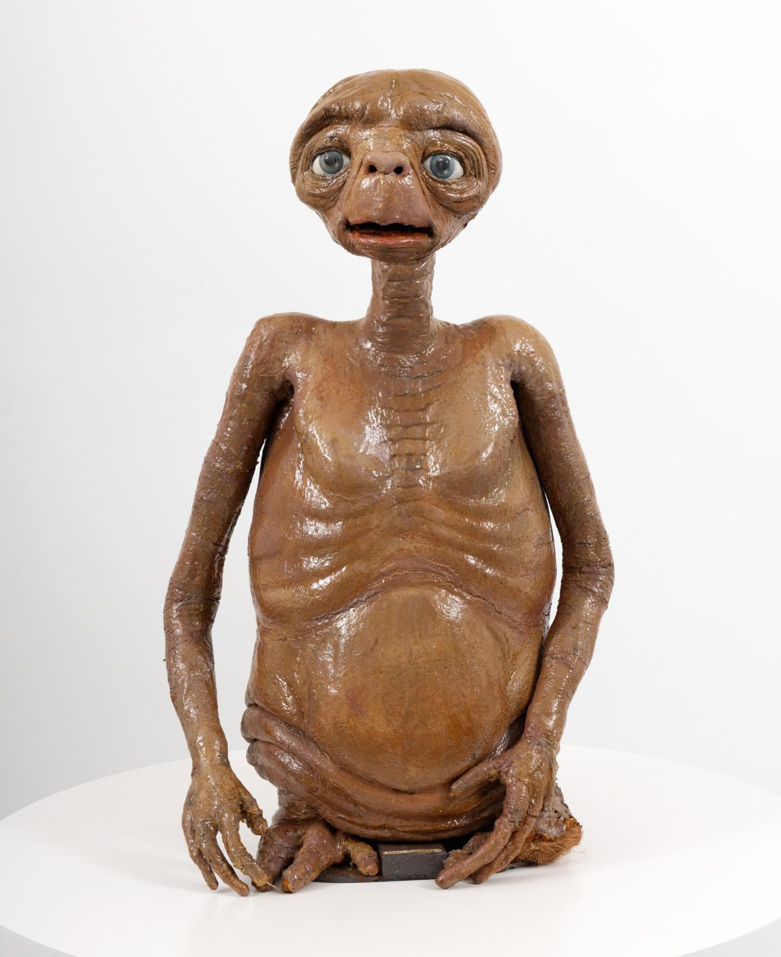 Fotografía cedida por Sotheby's de uno de los tres únicos muñecos del extraterrestre E.T. utilizados durante la realización de la película de Steven Spielberg. EFE/Sotheby's /SOLO USO EDITORIAL /NO VENTAS /SOLO DISPONIBLE PARA ILUSTRAR LA NOTICIA QUE ACOMPAÑA /CRÉDITO OBLIGATORIO